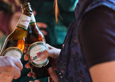 Cervezas San Miguel con amigos