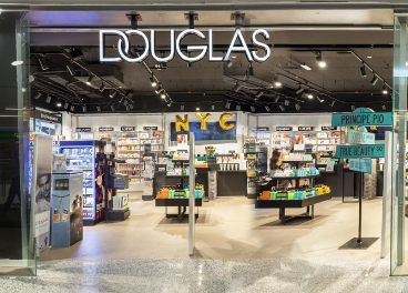 Entrada a una perfumería Douglas en España