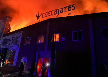 Un incendio arrasa una fábrica de Cascajares