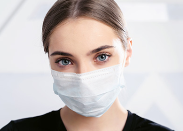 Mujer con mascarilla por Covid-19