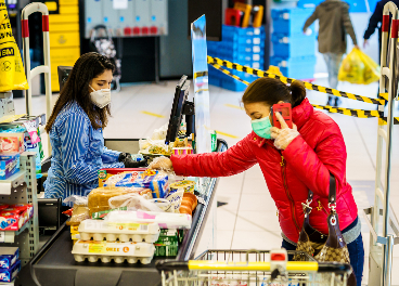 Trabajadora y clienta en un supermercado