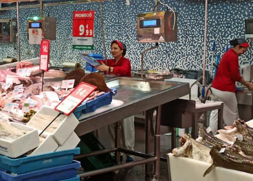 Interior de un hipermercado Auchan