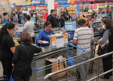 Colas para pagar en supermercado de Walmart