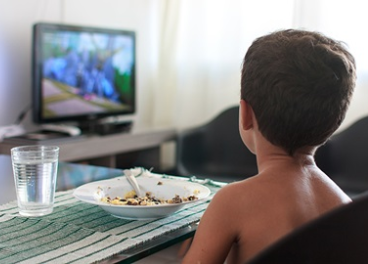 Niño viendo anuncios en la televisión