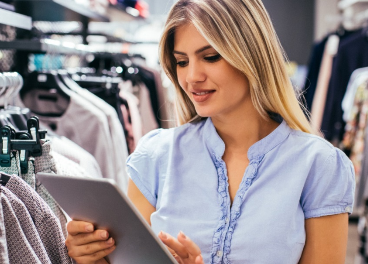 Empleada de tienda con tablet