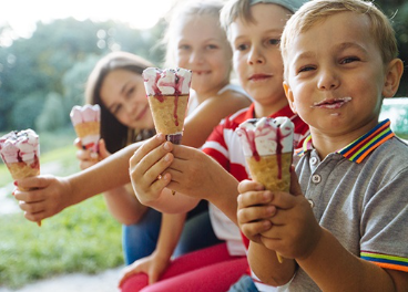 Niños comiendo helados