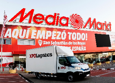 Tienda de MediaMarkt y camión de XPO Logistics