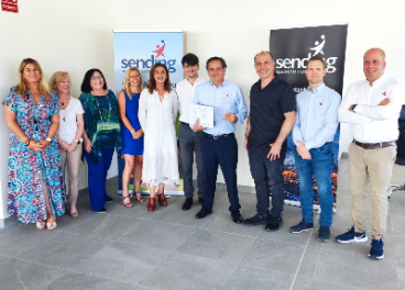 Junta directiva de Sending con el premio