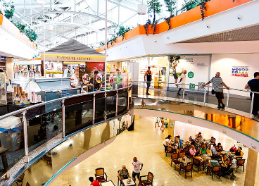 Interior del centro comercial El Arcángel