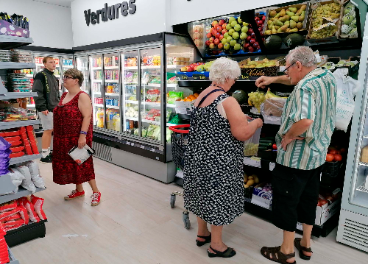 Mayores comprando en un supermercado Covirán