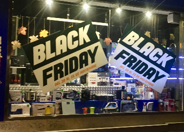 Tienda con carteles del Black Friday