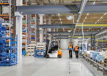 Empleados en almacén de logística