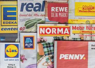 Folletos en papel de distintos supermercados