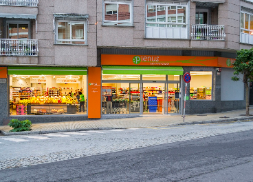 Cuevas transforma sus supermercados