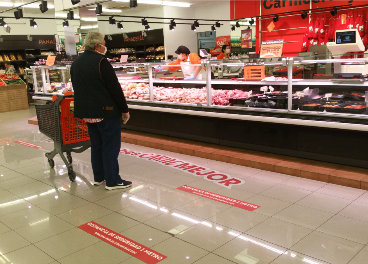 Cliente y empleados en Economy Cash