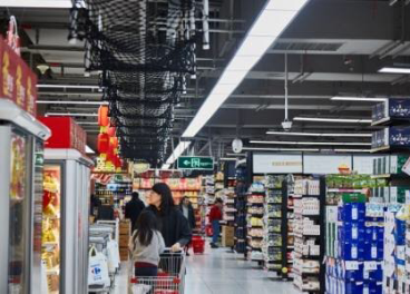 Cinta transportadora en el techo de la tienda