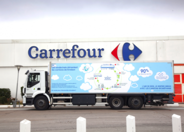 Camión junto a unas instalaciones de Carrefour