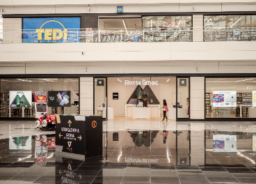 Interior del centro comercial Serrallo Plaza