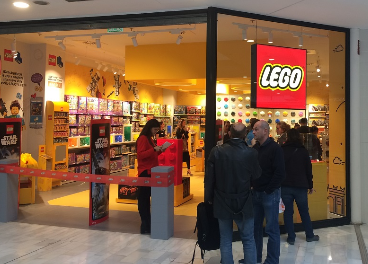 Lego supera las 900 tiendas en todo el mundo