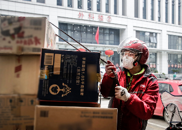 REpartidor de JD.com en Wuhan (China)