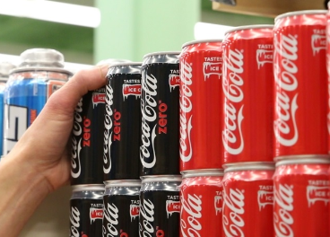 Latas de Coca-Cola en una tienda