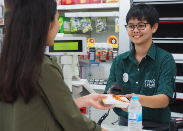 Empleada de Tesco Lotus en Tailandia