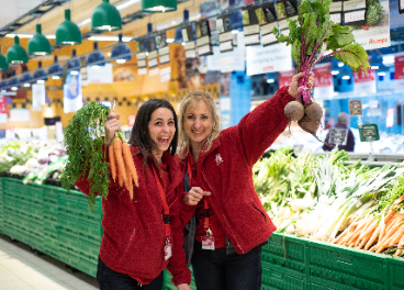 Trabajadoras de Alcampo en frutería