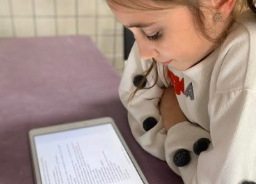 Niña con el programa 