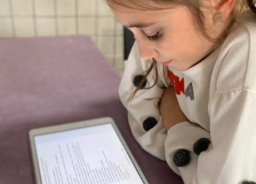 Niña con el programa 'Aprender en Casa'