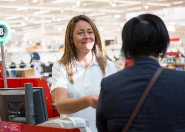 Empleada y clienta de Géant Casino