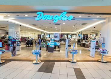 Douglas cierra tiendas en España