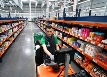 Trabajador de Mercadona en un almacén