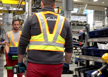 Trabajadores de Linde con chaleco