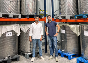 Fundadores de Víver Kombucha, en su planta