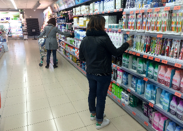 Imagen de una consumidora frente a un lineal