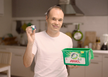 Iniesta colabora con Ariel