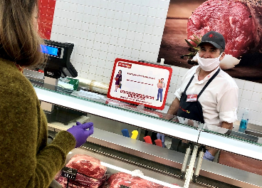 Trabajador y clienta de Supersol