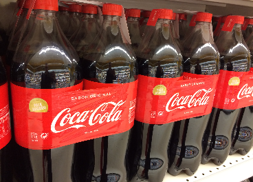 Botellas de Coca-Cola en el supermercado