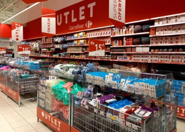 Zona outlet en un Carrefour en Polonia