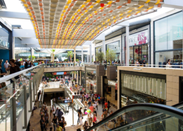 Interior de un centro comercial de Carmila