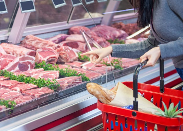 Consumidora ante un lineal de carne