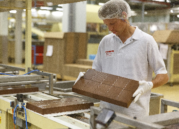 Bloque de chocolate en una fábrica