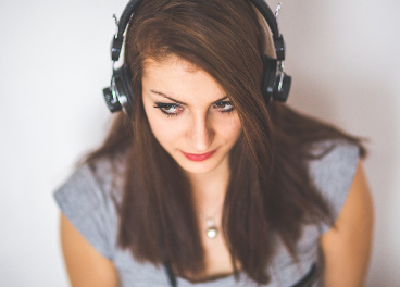 Mujer escuchando música