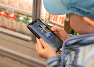 Niño jugando en el supermercado