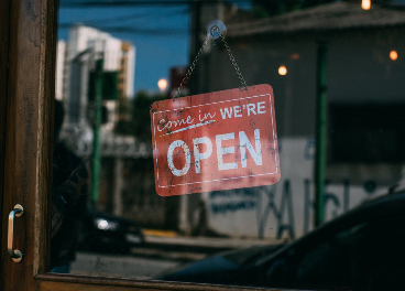 tienda con cartel de apertura