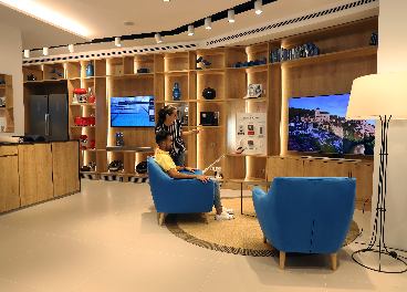 Interior de la nueva tienda de CaixaBank