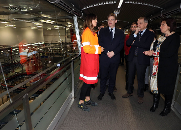 Ximo Puig visita la planta de Coca-Cola