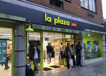 Exterior de una tienda La Plaza de DIA