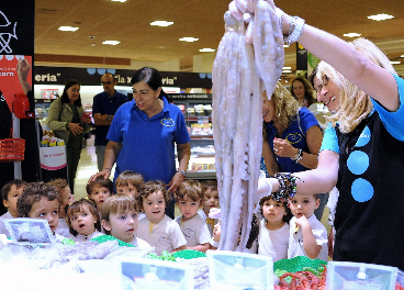 Niños en un supermercado de Caprabo