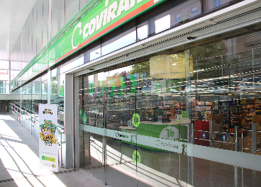 Entrada de un supermercado Covirán